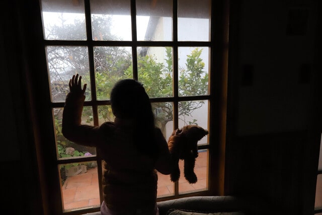 Le ordenaron hacer terapia: formalizan a madre que golpeó a su hija de 11 años “en sus manos y gluteos”